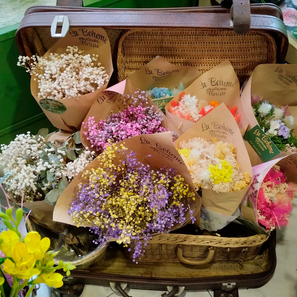 flores secas y preservadas con una técnica propia