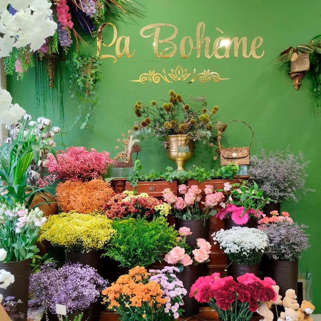 vista del interior de la floristería la boheme en vigo donde se muestra una gran selección de flores de todos los colores para nuestros ramos bouquet