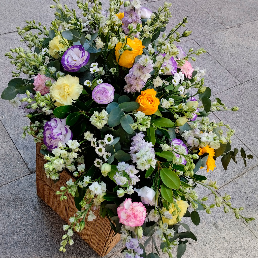 arreglo floral en cesta para funeral