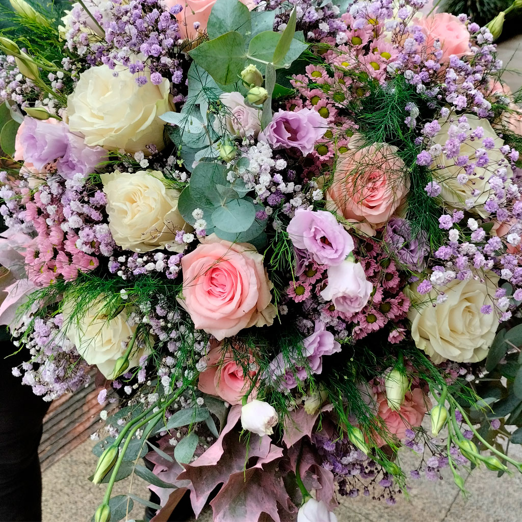 ramos de flores bouquet en colores rosa y lila pastel