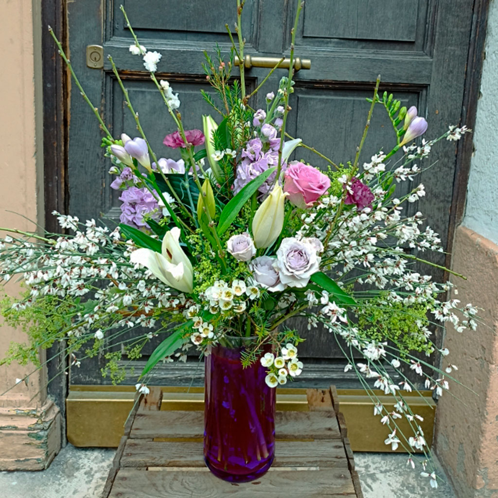 arreglo floral en jarrón de cristal