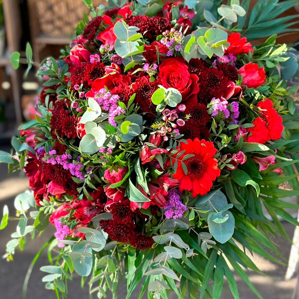 ramos de color rojo, verde y granate compuesto de muchos tipos de flores