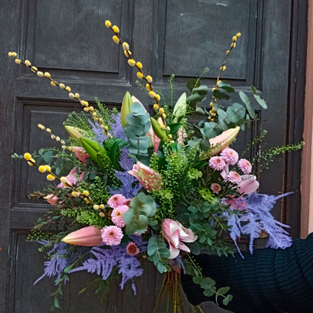 moderno ramo de flores bouquet en colores lavanda rosa y verde
