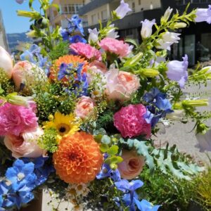 Bouquet Carla, un diseño vistoso y salvaje que fusiona la serenidad del azul con la energía del naranja, rosa y amarillo