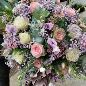 bouquet Catalina, mezcla de flores blancas, rosadas y malva para representar serenidad y dulzura