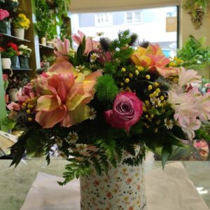 Caja Floral Claudia. Una combinación radiante de flores frescas en tonos rosas, amarillos y blancos, presentada en una caja de diseño