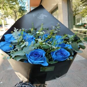 ramo de rosas de color azul