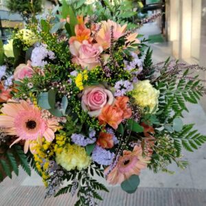 Bouquet Fantasía, nuestra composición multicolor más alegre. Un festival de texturas y colores con una amplia variedad de flores seleccionadas