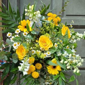 bouquet Lorenzo,creación luminosa que mezcla flores amarillas y blancas