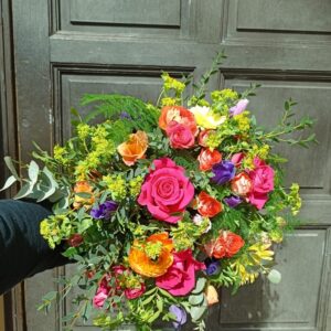 bouquet Lysandra multicolor en tonos fucsia, naranja y amarillo con verde variado