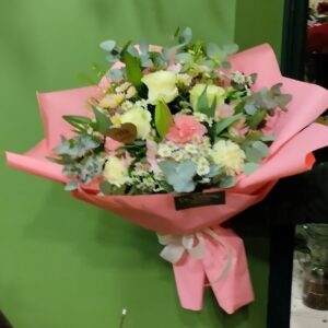 Bouquet Madame Butterfly. Una armonía clásica en tonos rosas y blancos, presentada con un embalaje exclusivo