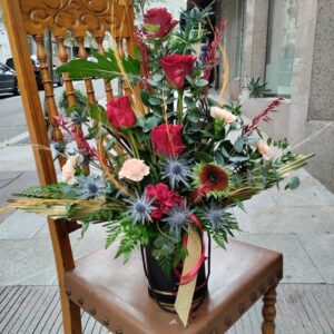 Caja Floral Napoleón. Una combinación poderosa en tonos rojos, azules y verdes, diseñada como una propuesta masculina y con mucho encanto