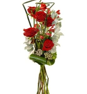 bouquet Tiara, diseñado en vertical mezcla rosas con flores de cera y flores africanas