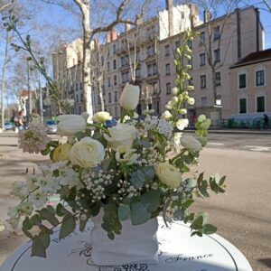 La sofisticación de la sencillez: descubre la Caja Otilia. Una composición monocromática en blanco puro, diseñada para transmitir paz y elegancia. Un regalo impecable que llega listo para disfrutar y realzar cualquier estancia.