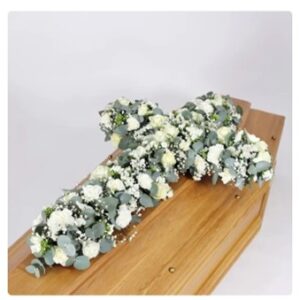 Cruz floral en tonos blancos