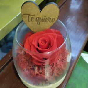 rosa eterna en vaso de cristal